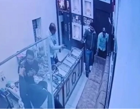 Criminals entered shop, shootout from both sides