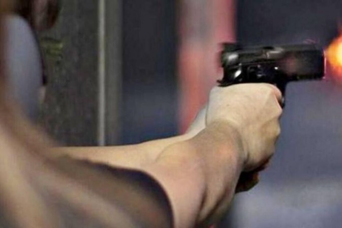 Lover shoots woman constable distributing her wedding card