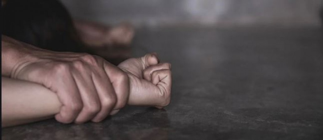 Disgusting! Three men gang-raped the woman by taking her hostage in the house