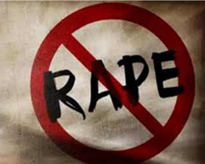 घर के सामने खेल रही बच्ची का पड़ोसी ने किया बलात्कार, मासूम को झाड़ियों में छोड़ आरोपी हुआ फरार
