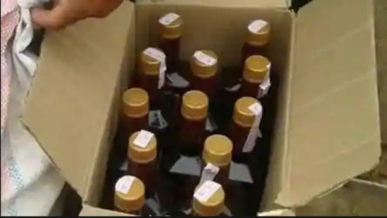 स्कूटर पर 125 शराब बोतलों की तस्करी, पेंट में भी छिपा रखी थी बोतलें, तस्कर गिरफ्तार