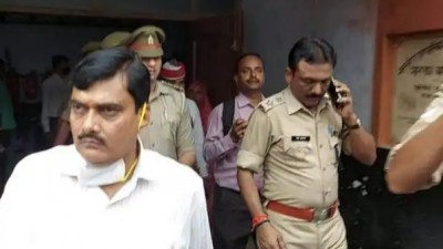 Uttar Pradesh: Lawyer shot dead inside Court, accused absconding