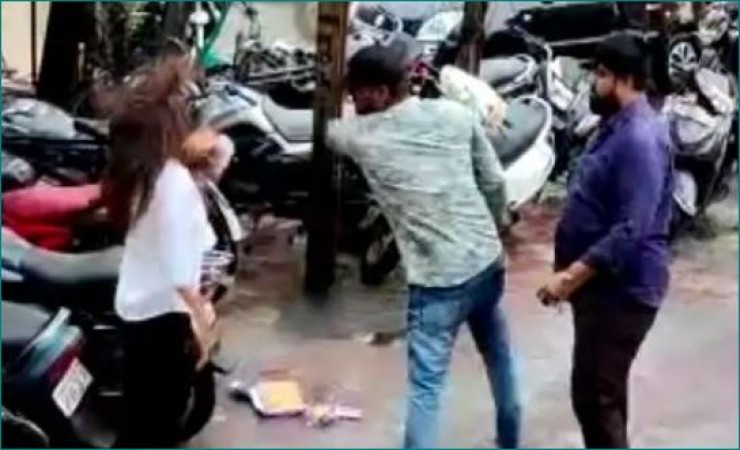 इंदौर: दूसरे लड़के के साथ घूमने गई युवती तो पुराने दोस्त ने सरेआम कर दी पिटाई