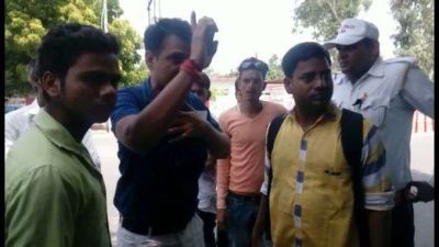 UP में दबंगई से डरे ट्रैफिक पुलिसकर्मी