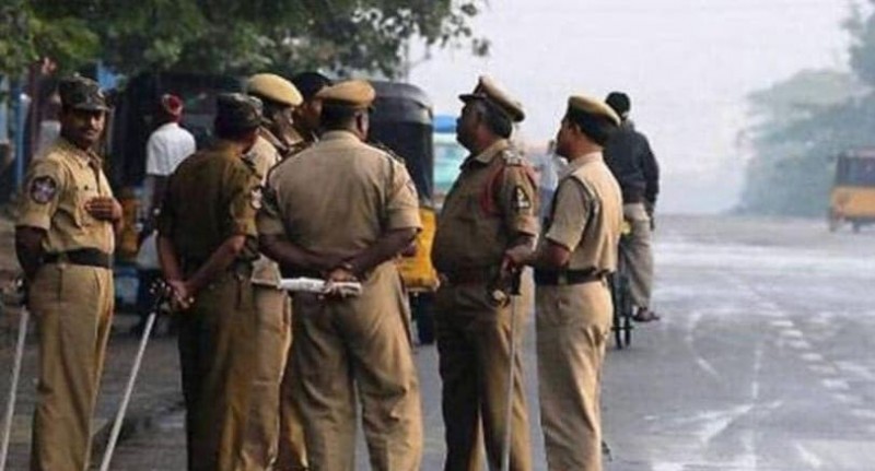 Police arrive at the house of gang-rape accused with drums, know why?