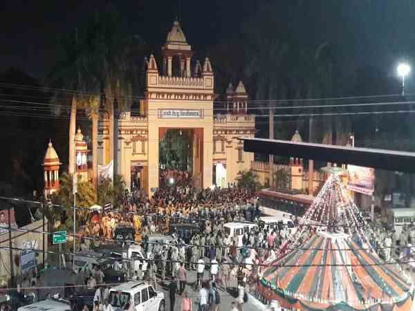 BHU की छात्रा ने सर मुड़वाकर किया प्रदर्शन