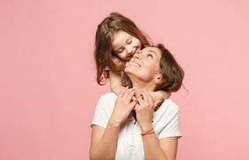 Navigating Mother-Daughter Dynamics: 5 Factors to Consider