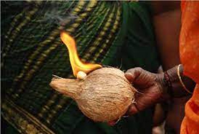आखिर हिंदू धर्म में महिलाएं  क्यों नहीं तोड़ती नारियल