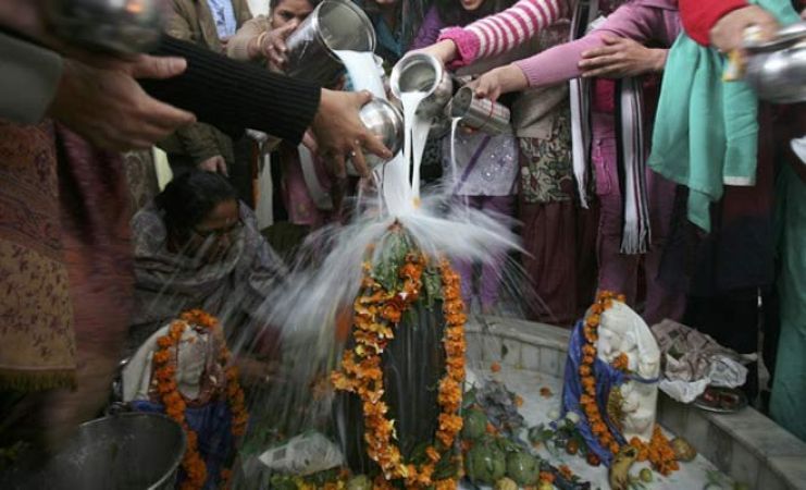 The method to do abhishek of Lord Shiva