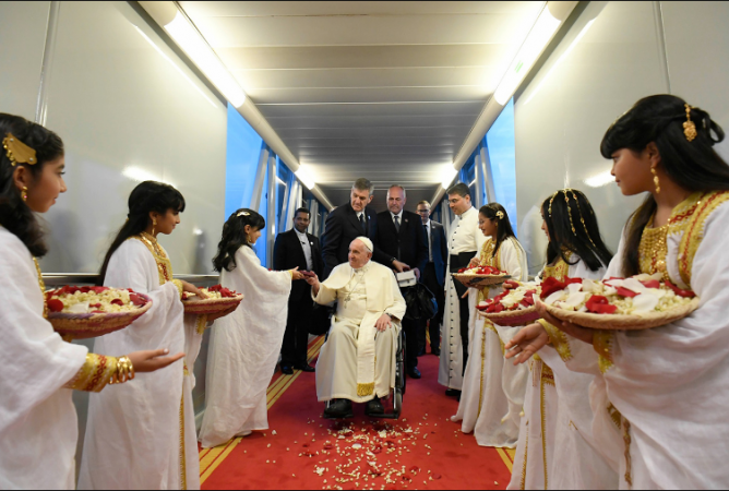 Pope Francis encourages dialogue with Islam during his first papal visit to Bahrain