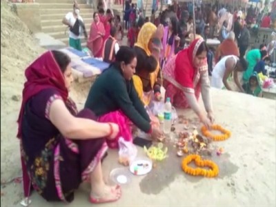 Women celebrate Bhaidooj on Yamuna river bank