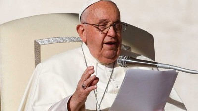 Pope Francis Urges Courage Against Superficial Accusations and Life's Challenges