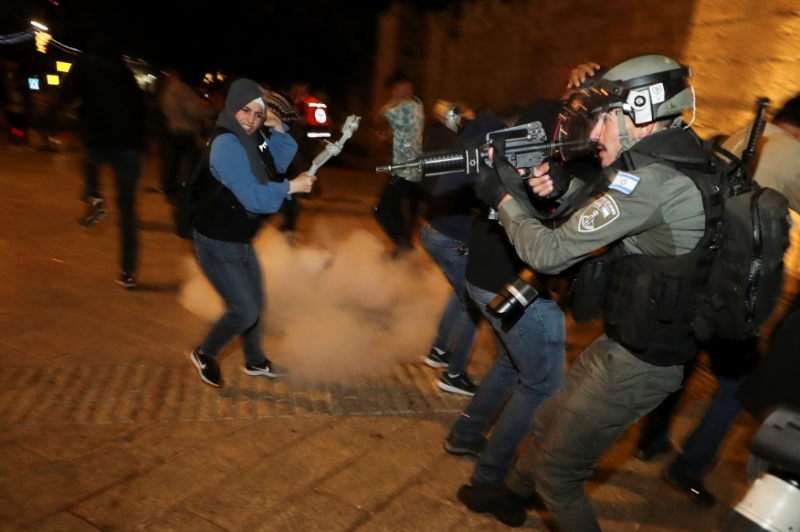Palestinians and Israeli police fight in east Jerusalem
