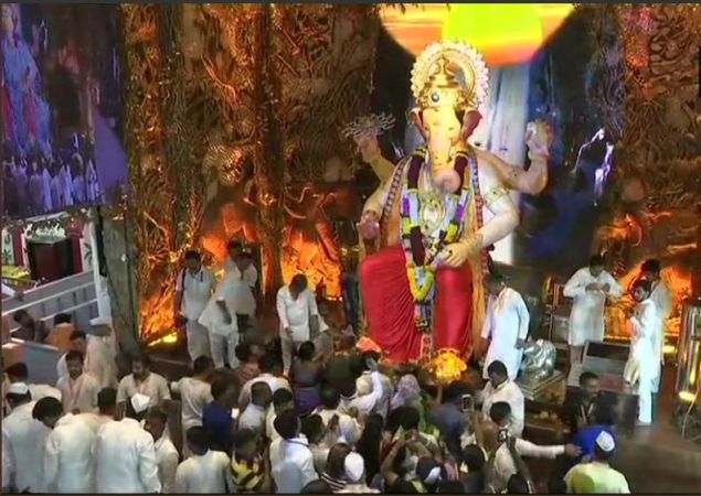 Ganesh Chaturthi : Devotees throng to offer prayers to Lord Ganesha
