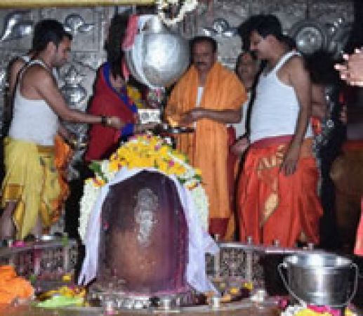 प्रभारी मंत्री श्री सिंह ने भगवान महाकाल के दर्शन कर पूजा-अर्चना की