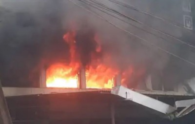 इंदौर के बंद पड़े रीगल टॉकीज में लगी भयंकर आग, मौके पर पहुंचे अफसर