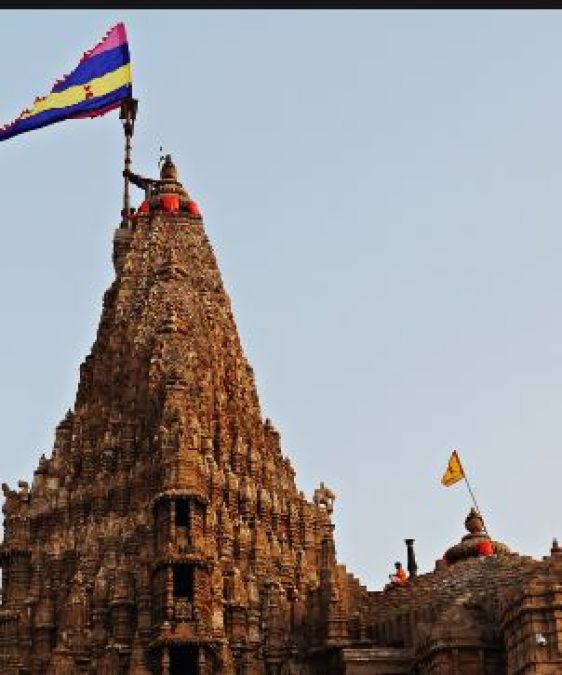 भगवान श्रीकृष्ण के इस मंदिर में रोज 5 बार बदला जाता है ध्वज, रोचक है कहानी