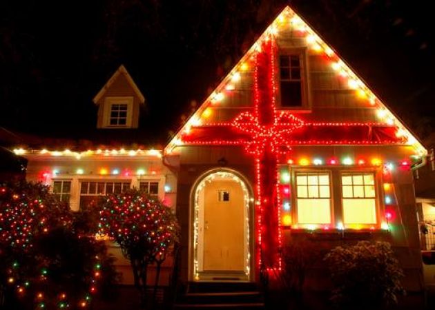 रंग बिरंगी लाइटों से आती है घर में सकारात्मक ऊर्जा