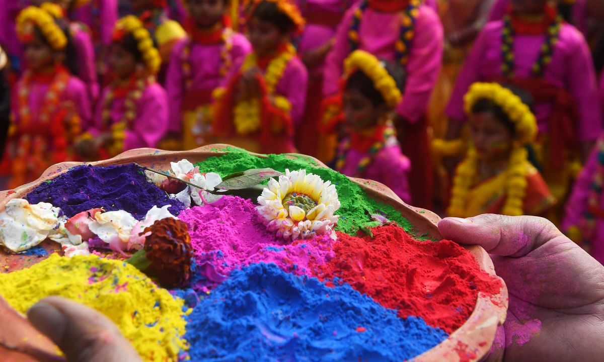 इस बार होली पर बन रहा है ये विशेष योग, जानिए क्या है शुभ मुहूर्त?