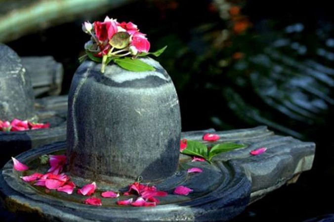 भगवान शिव पर क्यों चढ़ाया जाता है बेलपत्र और जल? जानिए इससे जुड़ी ये रोचक कथा