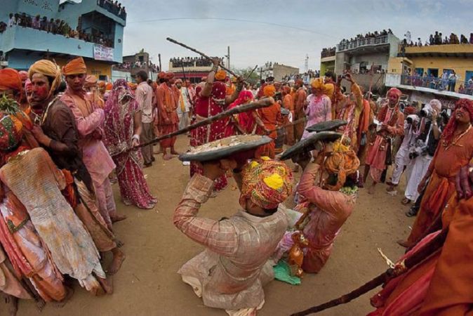 तो इसलिए बरसाने में खेली जाती है लट्ठमार होली