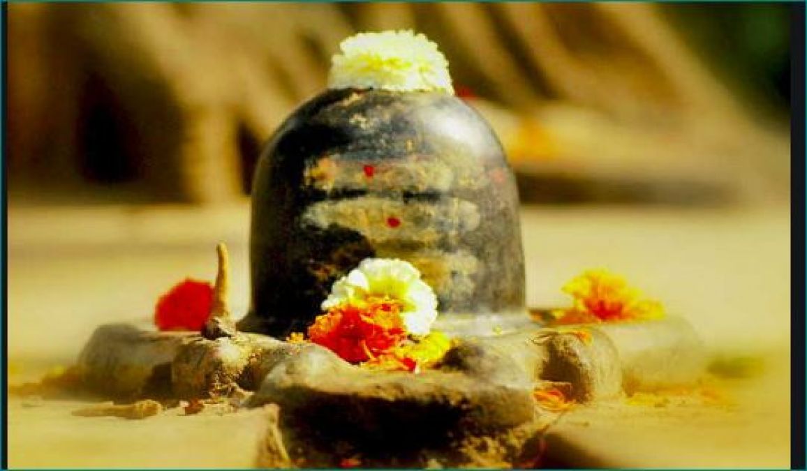 Light a lamp near Shivling at night to get Shiva's blessing