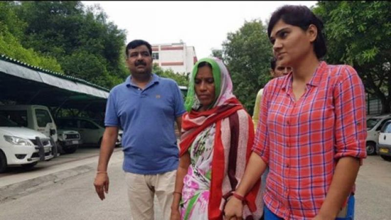 दिल्ली स्पेशल पुलिस ने महिला हथियार तस्कर को गिरफ्तार किया