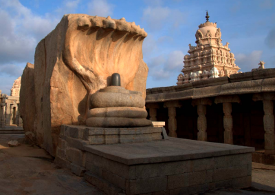 हवा में लटका है भगवान वीरभद्र के इस अद्भुत मंदिर का स्तम्भ, जानिए इसके पीछे का रहस्य