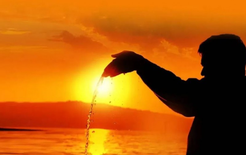 सूर्य देव को जल चढ़ाने से पहले पानी में जरूर मिलाएं ये 5 चीजें, लौट आएँगे अच्छे दिन
