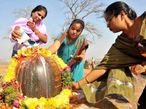 जानिए आज के दिन किन फूलो से करे शिवजी की पूजा