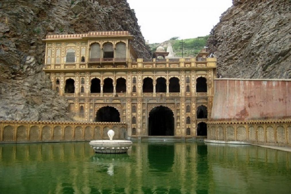 Brahma, Vishnu Mahesh, come to bath in this pool, devotees gather on Dev Diwali