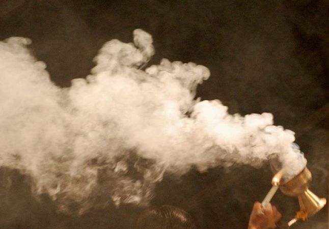 आर्थिक तंगी को दूर करता है सुगन्धित धुंआ