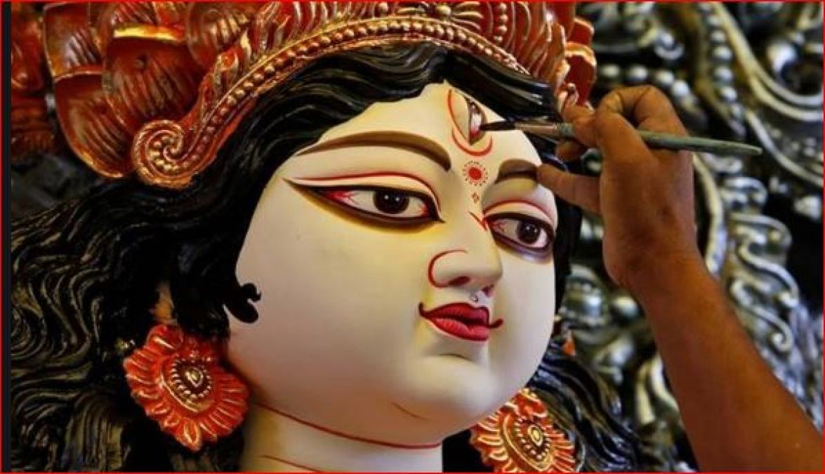एक वेश्या के कारण मां दुर्गा की मूर्ति में उपयोग करते हैं वेश्यालय की मिट्टी