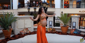 Video : 9 माह प्रेग्नेंट महिला का खूबसूरत बैली डांस