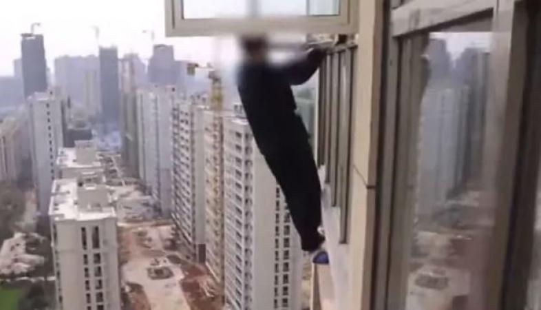 Man Climbs out of 23rd-Floor window in attempt to escape Police