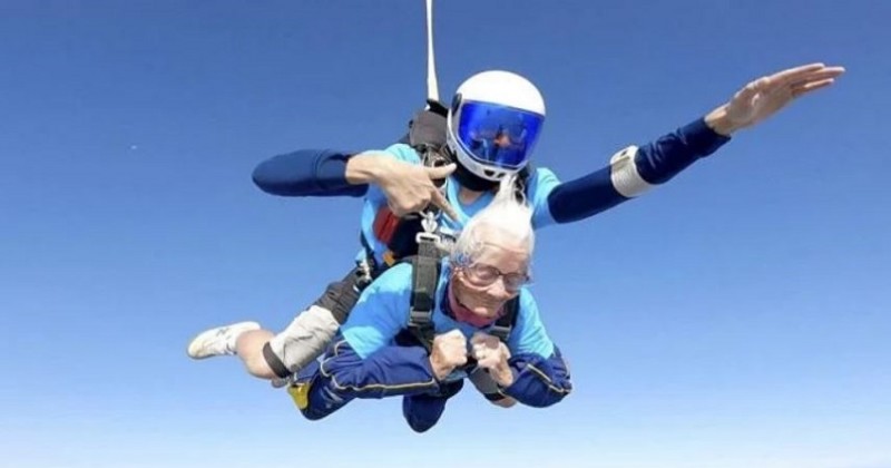 102-Year-Old Woman Sets Record as Britain’s Oldest Skydiver