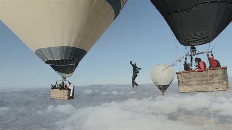 Watch Video! Man walks between hot air balloon at an altitude of 21,400 feet