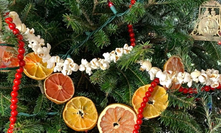National Popcorn String Day 2023: Creating a Festive Popcorn Garland for Your Christmas Tree