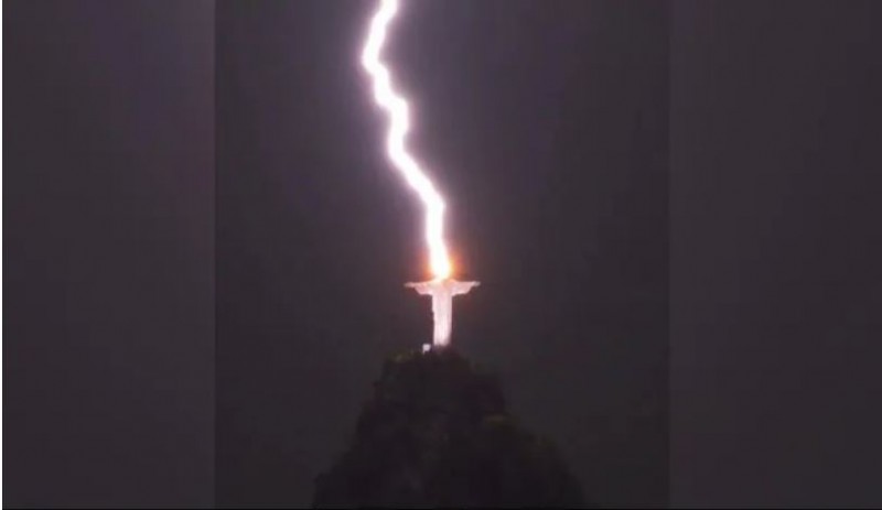 Lightning Strikes Brazil's Christ The Redeemer Statue, Pic goes viral
