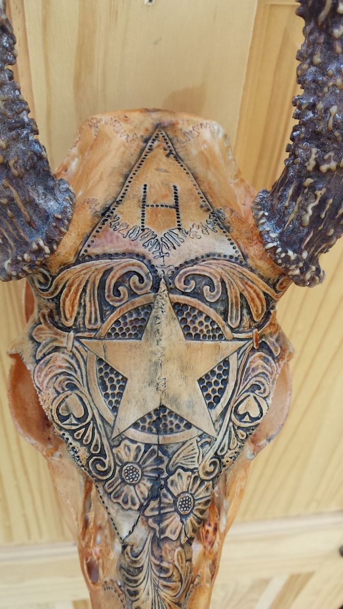 Modern carving art: Deer's skull carving