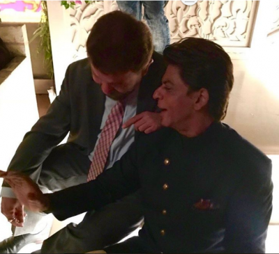 Smriti Irani posts a gossip picture of Husband with Shah Rukh