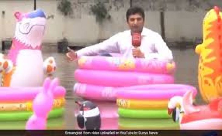 Lahore reporter creates a pool on the flooded roads