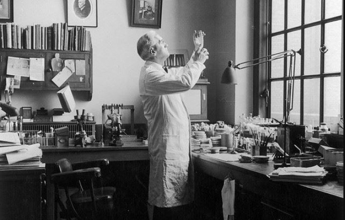 The Discovery of Penicillin: Revolutionizing Medicine with the First Antibiotic