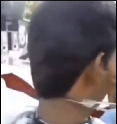 सैलून में खुद के बाल काटते शख्स का अजीबोगरीब वीडियो वायरल