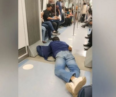 Delhi Metro Passenger's Shocking Behavior Goes Viral, Netizens Demand Strict Action Against Rule-Breaker