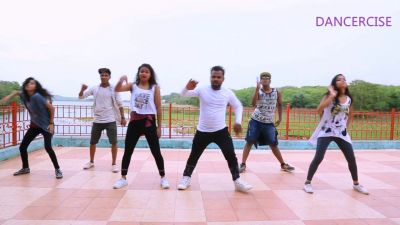 A dance group dances thoroughly on 'Main Tera Boyfriend'