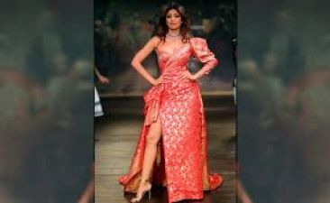 Shilpa Shetty Walked The Ramp For Monisha Jaising In Banarasi Gown