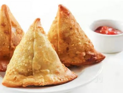 Here in Bareilly of Uttar Pradesh, you get samosa for only 2 rupees, know why
