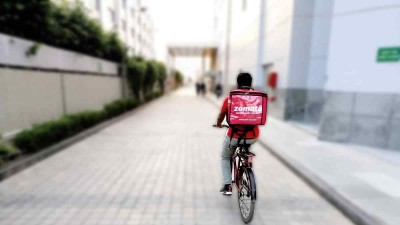 Humanity is live! Zomato delivery man receives bike as a gift