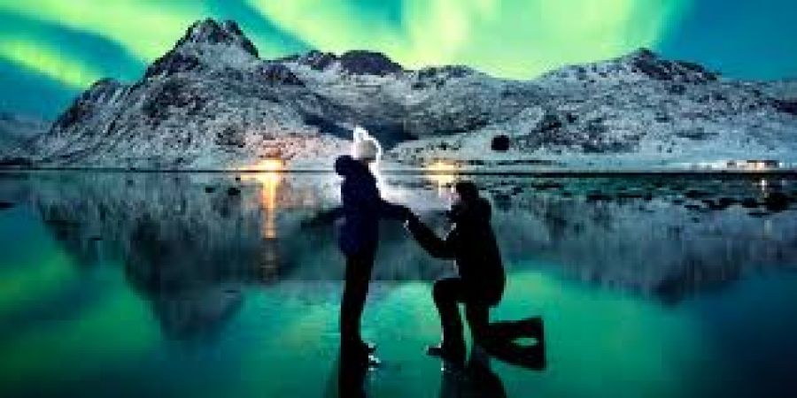 A Guy Proposes His Girlfriend Under The Surreal Northern Lights